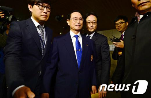 선거법 위반, 배임수재 등의 혐의로 고발당한 조남풍 대한민국재향군인회 회장이 지난 30일 오전 영장실질심사를 받기위해 서울 서초구 서울중앙지방법원으로 출석하며 취재진 질문에 답하고 있다. /사진=뉴스1 