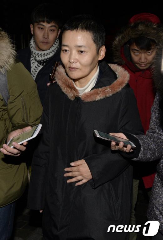 '민주노총 사무총장 이영주' 1일 새벽 한상균 민주노총 위원장이 은신해 있는 서울 종로구 조계사 관음전에서 나온 이영주 민주노총 사무총장이 한국불교역사문화 기념관을 들렀다 밖으로 다시 나오고 있다. /사진=뉴스1 안은나 기자