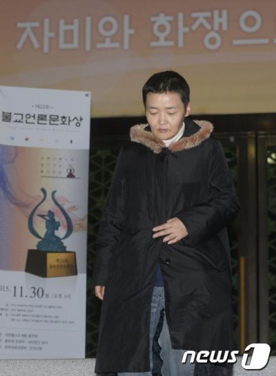 '민주노총 사무총장 이영주'  1일 새벽 한상균 민주노총 위원장이 은신해 있는 서울 종로구 조계사 관음전에서 나온 이영주 민주노총 사무총장이 한국불교역사문화 기념관을 들렀다 밖으로 다시 나오고 있다. /사진=뉴스1