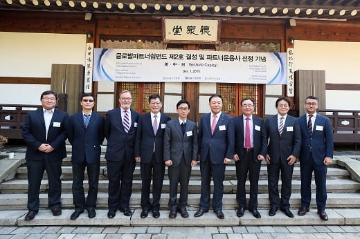 (사진 왼쪽부터)브라이언 강 미국 Nautilus Venture Partners 대표, 궈이홍 중국 IDG Capital Partners 파트너, 로버트 버치 미국 Red Badge 대표, 민경진 산업은행 부행장, 최용호 금융위원회 산업금융과장, 김영규 기업은행 부행장, 서상철 산은자산운용 대표, 야스히코 유리모토 일본 Global Brain 대표, 박성빈 미국 Translink Capital 대표./사진=KDB산업은행