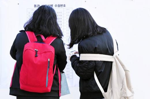 2016학년도 대학수학능력시험 당일인 지난달 12일 오전 서울 종로구 풍문여자고등학교 시험장에서 수험생들이 고사실 확인을 하고 있다. /사진=머니위크DB