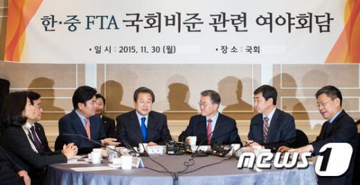 '김무성' '한중FTA' 새누리당 김무성, 새정치민주연합 문재인 대표를 비롯한 여야 지도부가 30일 서울 여의도 국회 귀빈식당에서 열린 한·중 FTA 국회 비준 관련 여야회담을 갖고 있다. /사진=뉴스1 유승관 기자