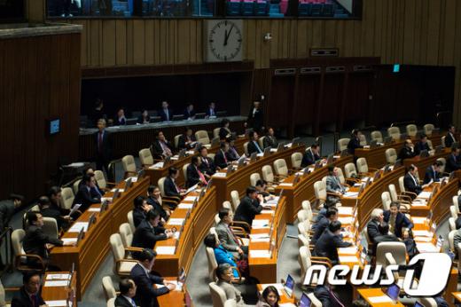 3일 서울 여의도 국회 본회의장에서 열린 예산안 처리를 위한 본회의가 자정을 넘겨 진행되고 있다. /사진=뉴스1 유승관 기자