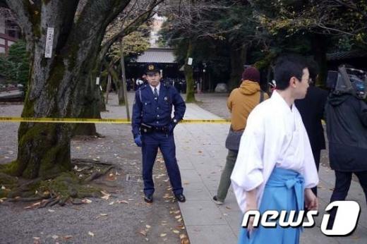 한 경찰관이 지난달 23일 오전 일본 도쿄 구단기타의 야스쿠니 신사 내 사고 현장에서 경비를 서고 있다. /사진=뉴스1