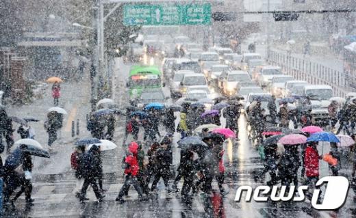전국적으로 눈이 내린 3일 오전 서울 서대문구 연세로에서 시민들이 내리는 눈을 맞으며 발걸음을 재촉하고 있다. /사진=뉴스1
