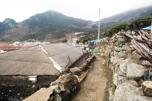 돌담과 슬레이트지붕 회룡산이 보이는 대리마을