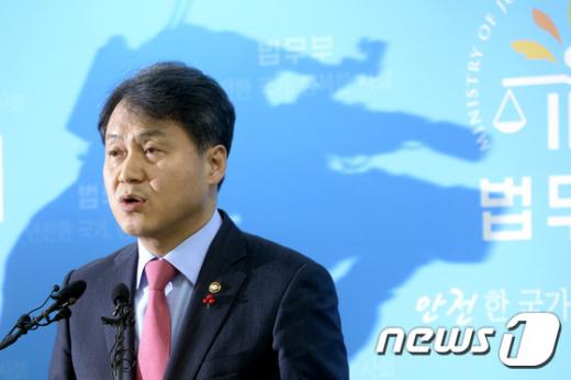 김주현 법무부 차관이 3일 오전 경기 과천정부청사 법무부 브리핑실에서 사법시험을 2021년까지 유지해야 한다는 입장을 밝히고 있다. /사진=뉴스1 안은나 기자