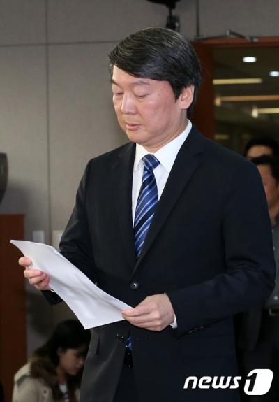 새정치민주연합 안철수 전 공동대표가 지난 6일 오전 서울 여의도 국회 정론관에서 문재인 대표의 '혁신 전당대회' 거부에 대한 자신의 입장을 밝히기 위해 회견장으로 들어서고 있다. /사진=뉴스1 박지혜 기자
