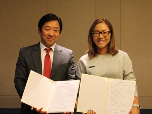 지난 2일 업무협약식에 선 스탠포드호텔 서울 왕창근 총지배인(왼쪽)과 리디아 고. /사진제공=스탠포트호텔