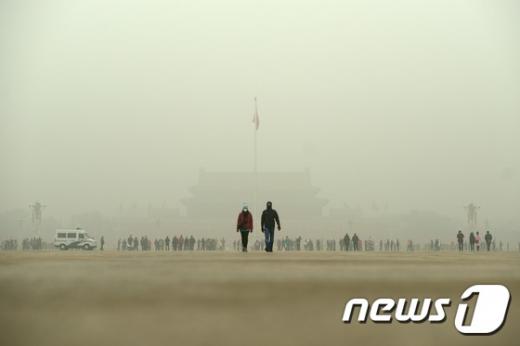 중국 베이징에 상륙한 강력한 스모그로 톈안먼 광장이 자취를 감췄다. /사진=뉴스1(AFP)