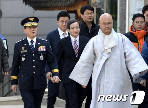 구은수 서울지방경찰청장(왼쪽)이 8일 오전 한상균 민주노총 위원장이 은신하고 있는 종로구 조계사를 찾아 호법국장 지오스님과 대웅전으로 향하고 있다. /사진=뉴스1 안은나 기자