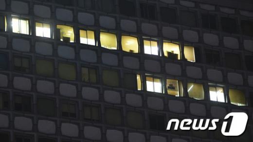 9일 저녁 긴급 중앙집행위원회가 열리고 있는 서울 중구 정동 민주노총 사무실에 불이 켜져 있다. /사진=뉴스1