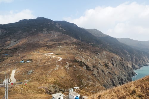 항리마을 폐교에서 보이는 독실산