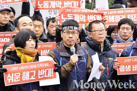 한상균 민주노총 위원장이 10일 오전 조계사를 퇴거하며 기자회견을 하고 있다. /사진=임한별 기자