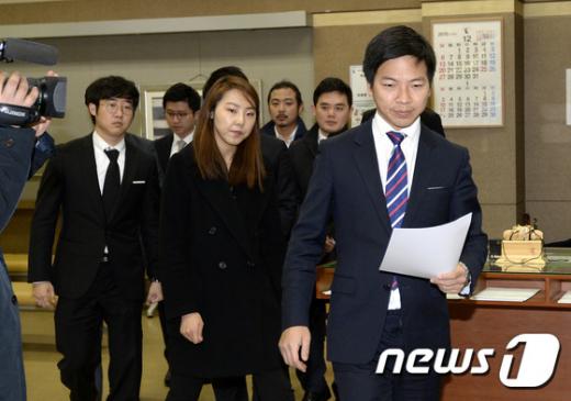 이철희 전국법학전문대학원 학생협의회 회장을 비롯한 로스쿨 학생들이 10일 오전 서울 서초구 대법원 법원행정처 종합민원실에서 법무부의 사법시험 폐지 4년 유예 방침에 반발하며 법원의 결단을 호소하는 내용의 공문을 전달하고 있다. /사진=뉴스1
