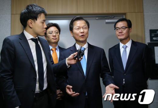 '개혁적 국민정당 창당추진위원회' 위원장인 무소속 천정배 의원이 지난 7일 오전 서울 여의도 국회 의원회관에서 열린 제7차 추진위원회의를 마친 뒤 취재진의 질문에 답하고 있다. /사진=뉴스1