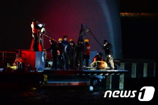 지난 10일 서울 한강철교 남단 수중에서 발견된 폭발물을 11일 새벽 한강 경찰대 대원들과 전문가들이 인양하고 있다. /사진=뉴스1