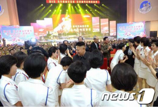 지난해 5월 평양 4·25문화회관에서 '제9차 전국예술인대회' 참석자들을 위한 모란봉악단의 축하공연이 열린 뒤 북한 김정은 노동당 제1비서가 부인 리설주와 함께 단원들을 격려하고 있다. /사진=뉴스1(노동신문 제공)