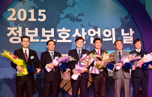 9일 '제14회 K-ICT 정보보호대상' 시상식에서 공로상을 수상한 김진환 하나투어 IT사업부서장(왼쪽)과 다른 수상자들. /사진제공=하나투어