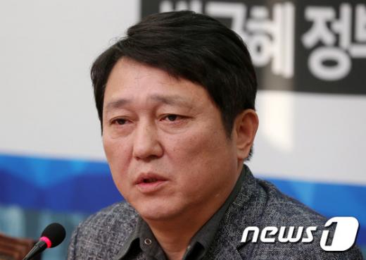 새정치민주연합 최재성 총무본부장이 11일 오후 서울 여의도 국회 당대표회의실에서 긴급 기자간담회를 갖고 있다. /사진=뉴스1 박지혜 기자