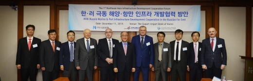 사진 왼쪽 다섯 번째부터 미하일 콜로샤(Mikahail Kholosha)  FEMRI 교통개발부장, 이덕훈 수은 행장, 레오니드 빌친스키(Leonid Vilchinskii) 블라디보스톡 부시장.