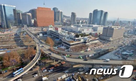 11일 오후 서울역 고가로 차량들이 통행하고 있다. 서울역 고가 공원화 사업을 위한 첫 단계로 오는 13일 자정부터 서울역 고가의 차량 통행이 금지된다. 서울시는 교통혼잡을 최소화화기 위해 서울역 교차로와 숙대입구 교차로에 우회경로를 마련한다. /사진=뉴스1 김명섭 기자
