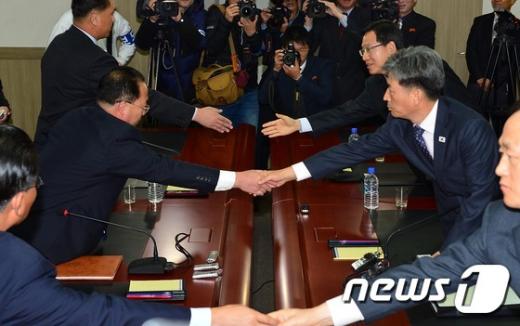 11일 개성공단 종합지원센터에서 개최된 제1차 남북 당국회담에서 우리 측 수석대표인 황부기 통일부 차관(오른쪽)과 북측 대표 전종수 조국 평화통일 위원회 서기국 부국장이 회담 시작에 앞서 악수를 나누고 있다. /사진=뉴스1(사진공동취재단 제공)
