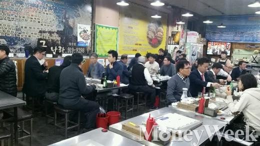 일산 라페스타 맛집 피문어 찜 전문 '굴나라회마을' 신선한 재료로 승부해 - 머니S 일산 라페스타 맛집 피문어 찜 전문 '굴나라회마을' 신선한 재료로 승부해 - 머니S