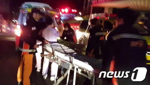 14일 새벽 거제 대우병원에서 화재가 발생해  환자들이 긴급대피하고 있다. /사진=뉴스1 서용찬 기자