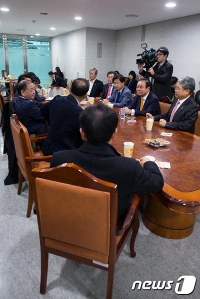 새정치민주연합 비주류 의원들이 결성한 '구당모임' 소속 의원들이 9일 서울 여의도 국회 의원회관에서 열린 두 번째 모임에서 당 지도체제 등을 놓고 열띤 토론을 벌이고 있다. (아래부터 시계방향으로) 변재일, 이찬열, 강창일, 김영환, 최원식, 정성호, 유성엽, 신학용, 노웅래, 장병완, 김동철 의원 /사진=뉴스1