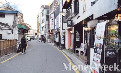 경복궁역 골목에 형성된 골목상권. /사진=차완용 기자