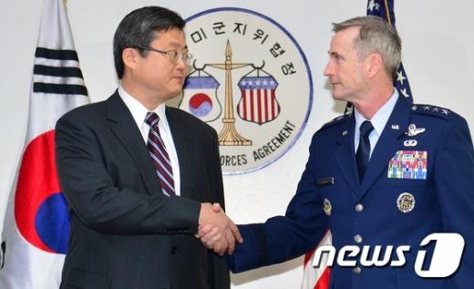 신재현 외교부 북미국장과 테런스 오쇼너시 주한미군 부사령관이 17일 오후 서울 용산구 주한미군기지에서 열린 196차 SOFA(주한미군지휘협정) 합동위원회에서 악수하고 있다. /사진=뉴스1 손형주 기자