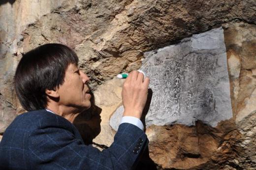 경주 위덕대 박홍국 교수가 서기 543년의 것으로 추정되는 울진 성류굴 금석문의 탁본을 뜨고 있다. /사진=뉴스1 (위덕대박물관 제공)