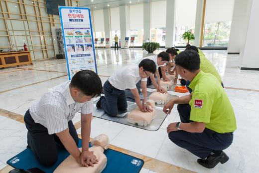 광주은행 임직원들이 지난 8월 실시된 2015 을지연습에서 심폐소생술 훈련을 실시하고 있다.