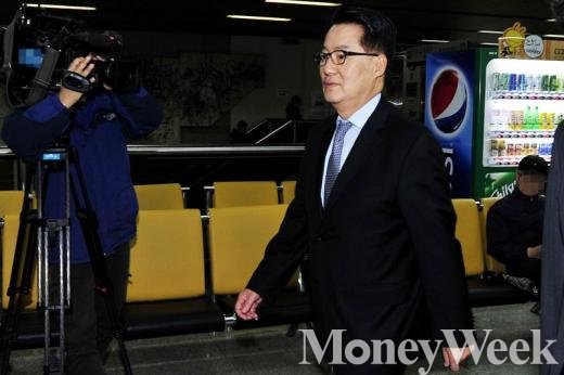 '박근혜 대통령 명예훼손' 혐의를 받고 있는 박지원 새정치민주연합 의원이 지난 14일 오후 서울 서초구 서울중앙지방법원에 출두하고 있다. /사진=임한별 기자
