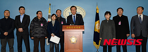 새정치민주연합 노동위원회 부위원장단과 노동계 출신 당원들이 18일 오전 서울 여의도 국회 정론관에서 '안철수 지지' 탈당 기자회견을 하고 있다. /사진=뉴시스