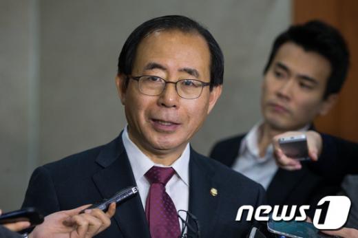 새정치민주연합 호남 출신 4선 김성곤(여수갑) 의원이 지난달 30일 서울 여의도 국회 정론관에서 기자회견을 열고 20대 총선 불출마를 선언한 후 취재진 질문에 답하고 있다. /사진=뉴스1 