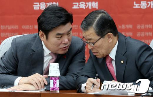 원유철(왼쪽) 새누리당 원내대표. /사진=뉴스1