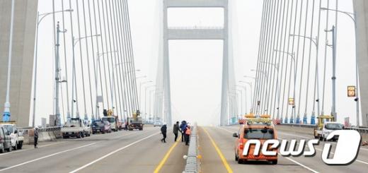 ‘서해대교 통행재개 여부’ 18일 충남 당진시 서해안고속도로 서해대교 모습. /사진=뉴스1