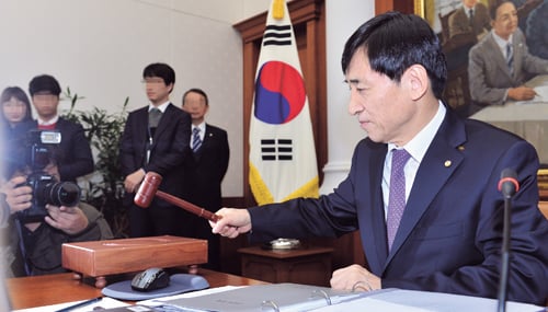 이주열 한국은행 총재가 금융통화위원회 본회의에서 의사봉을 두드리고 있다. /사진=뉴스1 신웅수 기자