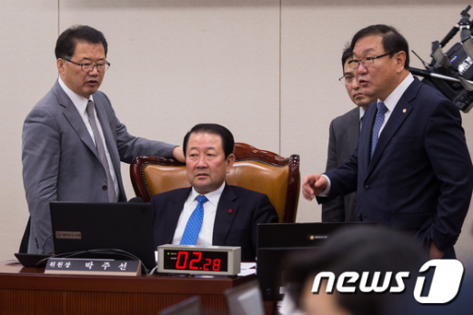 '시간강사법' 23일 서울 여의도 국회에서 열린 교육문화체육관광위원회 전체회의에서 박주선 위원장이 새누리당 신성범, 새정치민주연합 김태년 간사와 논의하고 있다. /사진=뉴스1