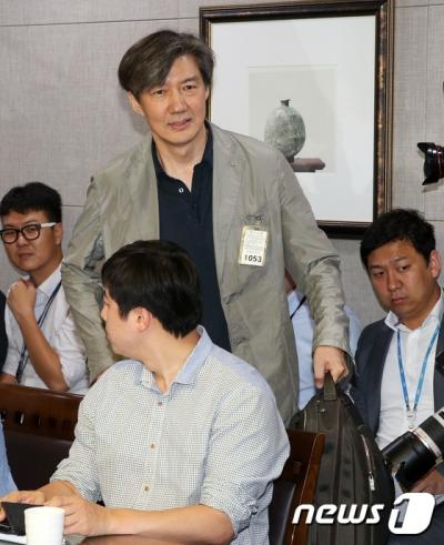 '안철수 신당' 새정치민주연합 혁신위원인 조국 교수가 지난 6월 서울 여의도 의원회관에서 열린 최고위원회-당권재민 혁신위원 첫 상견례에 참석하고 있다. /자료사진=뉴스1
