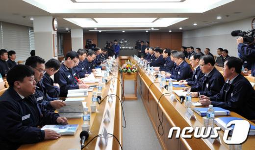 '현대차 임단협' 현대자동차 노사가 지난 15일 울산공장 아반떼룸에서 올해 임단협 교섭을 재개하고 있다. /자료사진=뉴스1