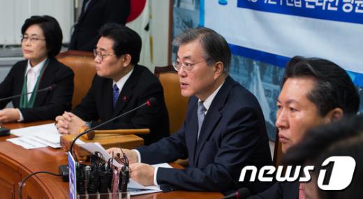 '문재인' '새정치 선대위 체제' 문재인 새정치민주연합 대표(가운데)가 23일 서울 여의도 국회에서 열린 최고위원회의에서 모두발언을 하고 있다. /사진=뉴스1