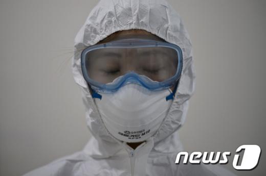 ‘메르스 종식’ 서울 중구 국립중앙의료원에서 지난 6월10일 의료진이 방호복을 입은 채 메르스(MERS·중동호흡기증후군) 감염환자 입원 병동에 들어가기 위해 기다리고 있다. /자료사진=뉴스1