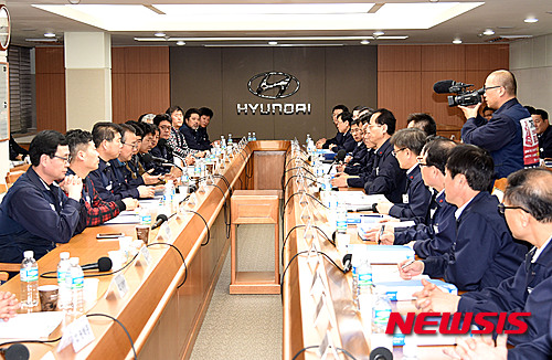 '현대자동차' 현대차 노사가 24일 새벽 올해 임단협 잠정합의안 도출에 성공한 뒤 노사 양측이 추가 논의를 진행하고 있다. /사진=뉴시스