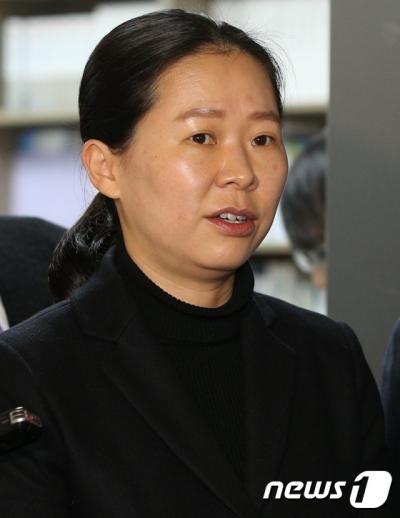 '국회의원 권은희' 새정치민주연합 탈당을 고심 중인 권은희 의원이 24일 서울 여의도 국회 의원회관에서 천정배 의원과 회동을 마친 뒤 취재진의 질문에 답하고 있다. /사진=뉴스1