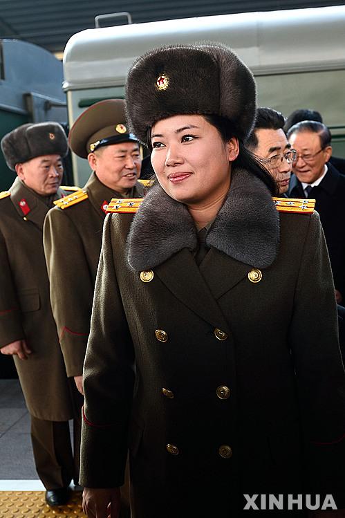 북한 김정은 노동당 제1비서의 지시로 창설된 '모란봉악단' 단원들이 지난 10일 중국 베이징 기차역에 도착한 가운데 현송월 모란봉악단 단장이 미소를 머금고 있다. /사진=뉴시스(신화통신 제공)
