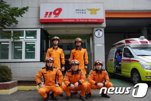 서해대교 화재 당시 목숨을 걸고 100m 상공의 주탑에 올라가 화재를 진압한 소방관 5명이 1계급 특진한다.사진 왼쪽 위부터 시계방향으로 박상희 유정식 김경용 박상돈 이태영 소방관. /사진=뉴스1 진현권 기자
