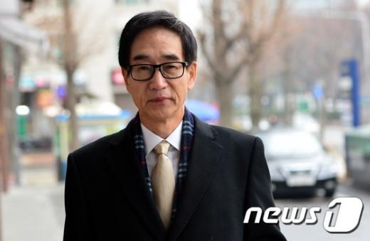 이준식 사회부총리 겸 교육부 장관 후보자가 지난 23일 오전 인사청문회 준비를 위해 서울 여의도 교육시설공제회에 마련된 사무실로 출근하고 있다. 이준식 후보자는 이날 대중교통을 이용해 첫 출근을 했다. /사진=뉴스1